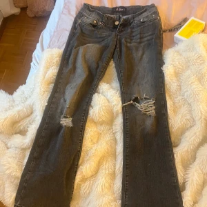 Gråa G rise jeans med slitningar  - Säljer dess skit snygga G rise jeans i grå som inte säljs längre. Det synns att dom ör andvänd och har tappat formen något. Utöver det är dom i gott skick, nupris 1299kr💕