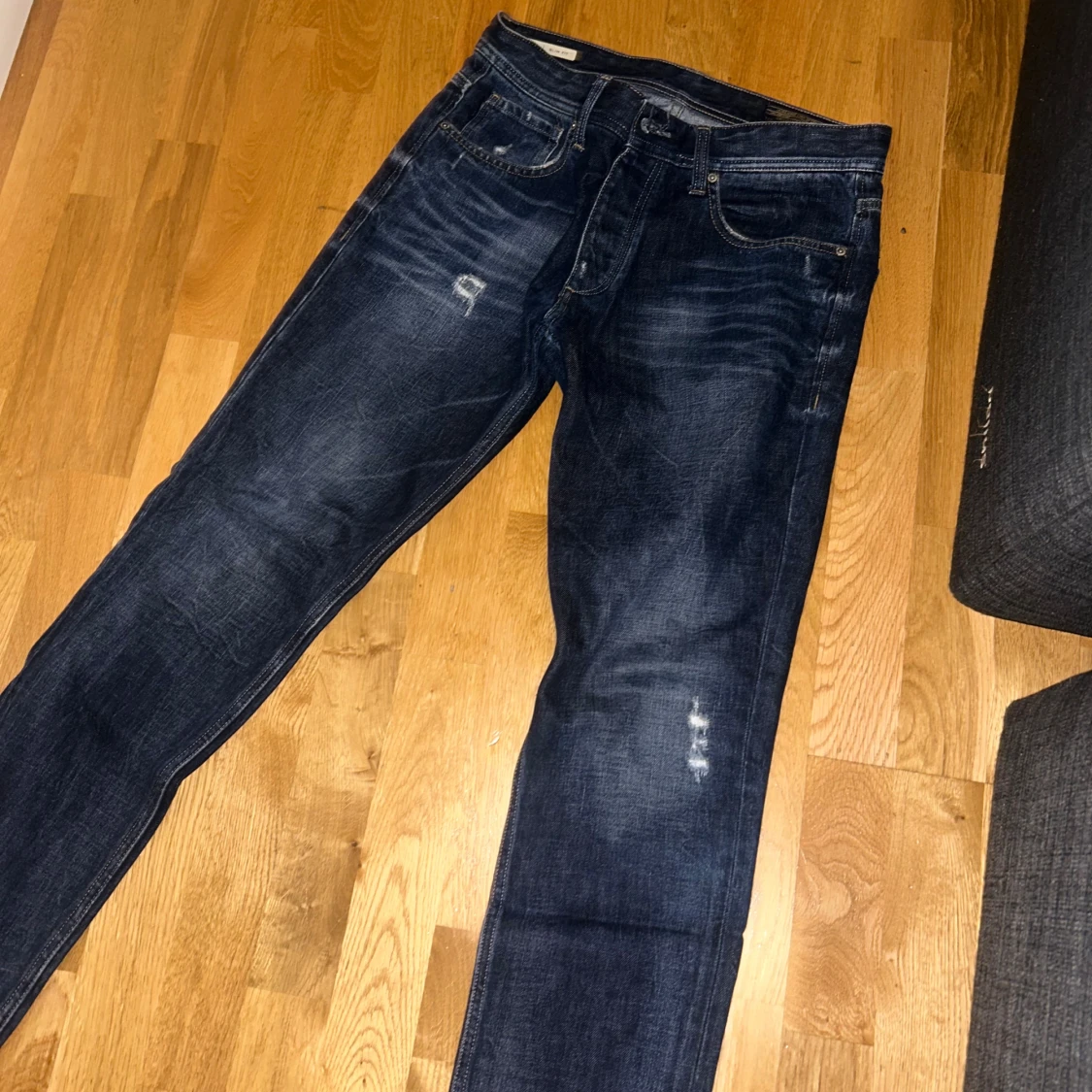 Mörkblå slim fit jeans med slitningar - 2