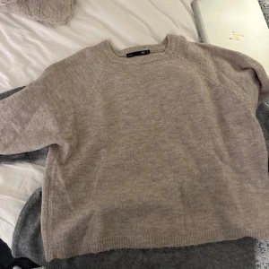 Beige stickad tröja från lager 157 - Mysig beige stickad tshirt med rund halsringning och avslappnad passform. 