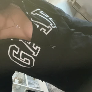 Svart GAP hoodie med dragkedja XS - Svart hoodie från GAP i storlek XS med vit broderad logga framtill. Tröjan har huva, dragkedja och känguruficka. 