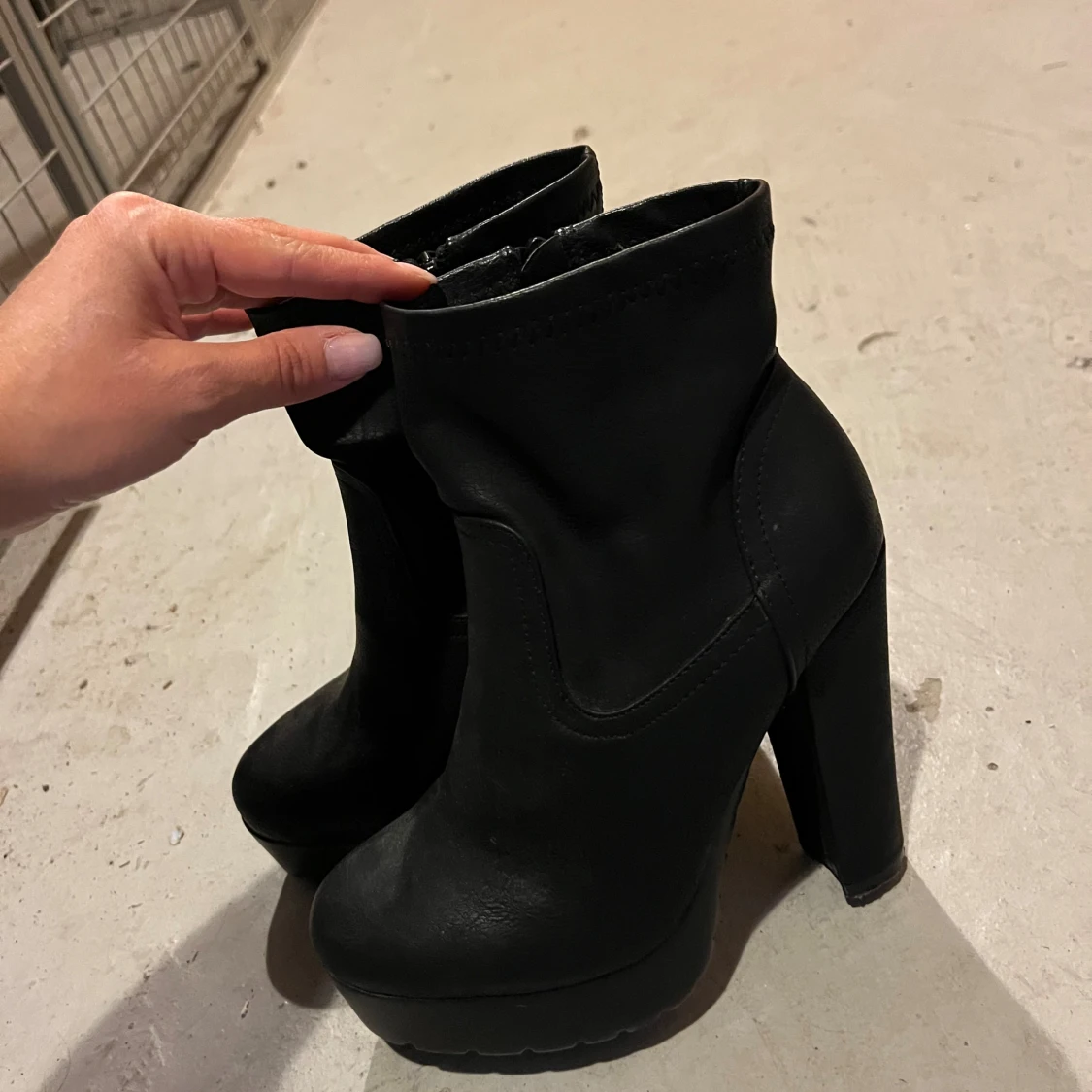 Svarta stövletter med hög klack