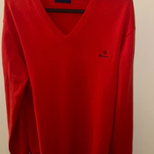 Röd stickad tröja V-ringad från Gant - Nypris 1400. Min mamma köpte blint kläder till mig från gant och råkade köpa kvinnlig tröja. Jag har endast använt den en gång till jag insåg att den var för damer. Den är i perfekt skick utan några fel. Men tyvärr så tog jag bort lappen och nu kan jag inte lämna tillbaka den. Skriv gärna om ni vill ha fler information eller bilder. 