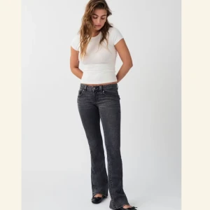 Gråa bootcut jeans - Snygga gråa bootcut-jeans från ginatricot med klassisk femficksdesign och låg midja. Jeansen har en lätt tvättad look och är tillverkade i mjukt jeansmaterial med stretch för skön passform.