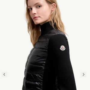 Svart cardigan Moncler i XS - Svart padded wool zip up cardigan från Moncler i storlek XS. Köptes på NK i Göteborg i April 2023. Kvitto kan skickas på begäran. Jackan är helt ny och aldrig använd. Nypris 10 460kr