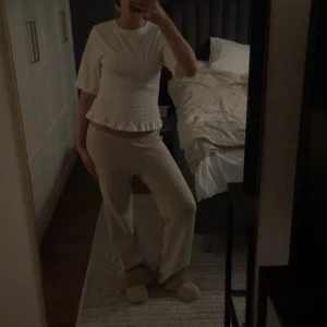 Vit smockad tshirt - Jättefin smockad tshirt från H&M