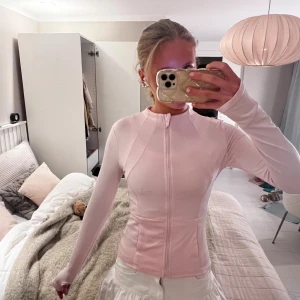 Rosa tränigströja zip🩷 - Jätte fin och bra material, ingen lapp kvar. Hör av er för frågor jag har oftast Xs/S