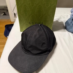 gucci keps - Svart keps från Gucci med diskret GG-monogram över hela, jag köpte kepsen från gucci i tyskland så allt og tillkommer, kepsen är inte använd över 20 gånger sen den köptes. skriv vid minsta fundering😊
