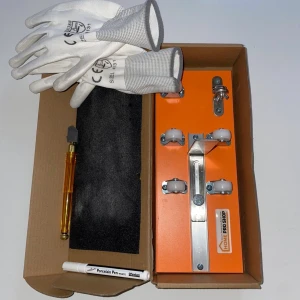 Flaskskärare  - Komplett glasskärarset från Home Pro Shop. Innehåller falskskörare, sandpapper, handskar, markeringspenna och robust skärbräda med hjul för enkel hantering. Perfekt för precisionsarbete med glas. Allt i mycket gott skick, endast testat