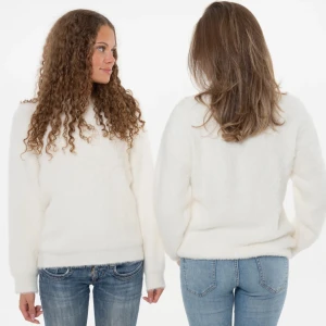 Vit fluffig stickad tröja - Supermjuk och fluffig vit stickad tröja med lång ärm och rund hals. Slutsåld på hemsidan. Lite uttöjd på längden annars fint skick