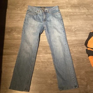 Ljusblå raka jeans från paddock’s  - Säljer ett par ljusblå jeans från Paddock’s med klassisk femficksdesign och raka ben. Jeansen har normal passform och är tillverkade i mjukt denimtyg. Perfekta för en avslappnad stil och funkar året runt. Mitt pris går att diskuteras😁 