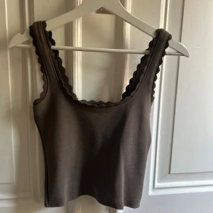 Khaki stickat linne med spets - Super fint linne i mörk khaki, lite svårt att få upp rätt färg på kameran💓💓 använt 1 gång