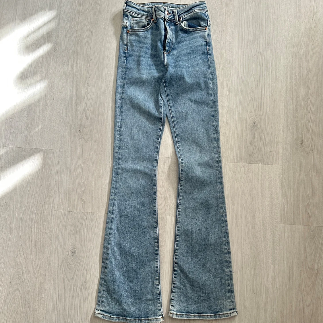 Ljusblå bootcut jeans - 3