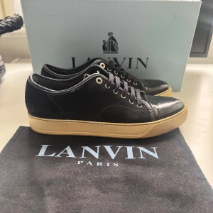 Lanvin Cap Toe Navy - Tja, säljer dessa extremt populära lanvinsen i mörk blå färg en riktigt eftertraktad färg, jätte fint skick inga skador på skon och allmänt riktigt feta storlek 6 som motsvarar 40 passar även 41 hör av er för mer bilder eller frågor. (Box och dustbag ingår) 