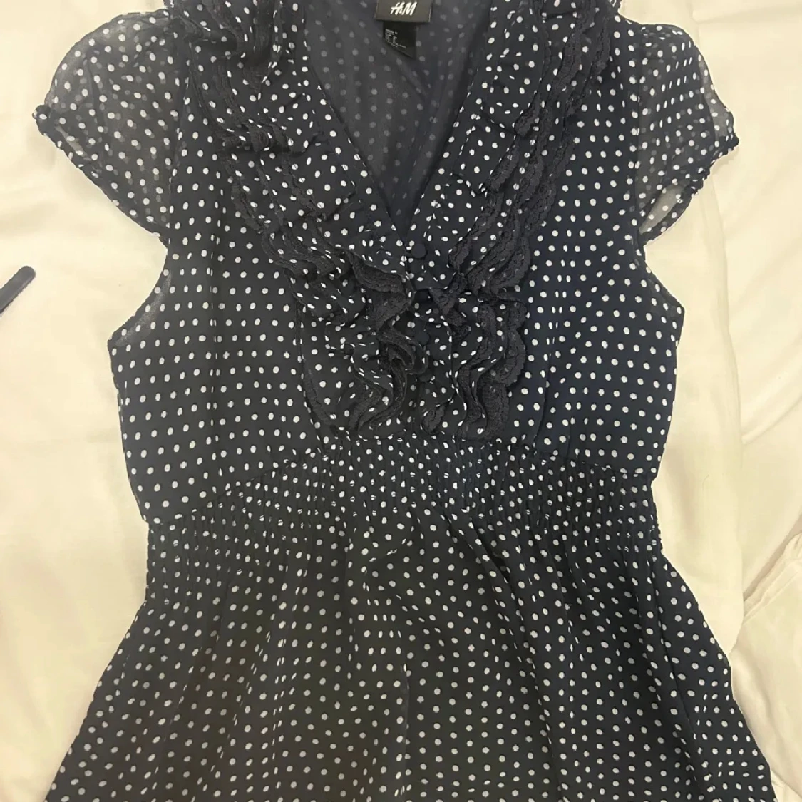 Snygg eftertraktat prickig blus från h&m - 1