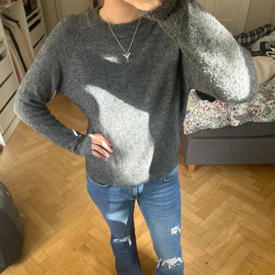 Mörkgrå stickad tröja i ullmix - 2