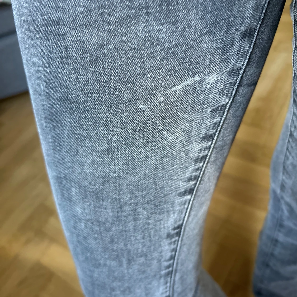Grå lågmidjade bootcut jeans med tvättad look - 1