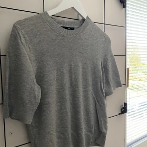 Grå kortärmad stickad tröja 157 - En  grå stickad tröja från 157! Använd ca 1 gång och därför säljs den. Bara att skriva om frågor eller fler bilder💕