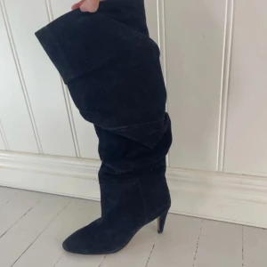 Mocka boots - Skitsnygga mocka boots!! Säljer dessa då de ej kommer till användning. Köpta på vinted o är helt oanvända av mig. Stl 37 men passar mig som vanligtvis har stl 38💞