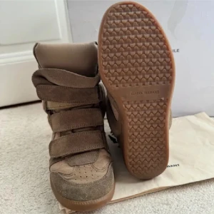 Beige wedge sneakers Isabel Marant - Så sjukt snygga Isabel marant 🩷finns tecken på användning men inget man ser eller tänker på🩷man får med en dustbag och lådan som kommer med när man köper, ställ gärna frågor