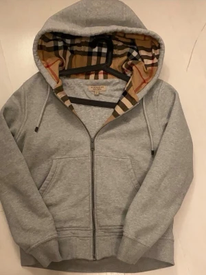 Burberry kofta - Använd ett par gånger bara, inga defekter eller syn på användning! Hör av er vid intresse och pris går att diskutera.