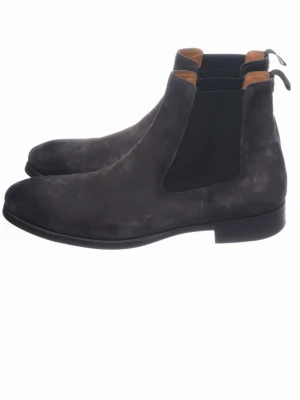 Magnanni Chelsea boots - Säljer ett par stilrena mörkgrå chelsea boots i mjuk mocka med elastiska svarta paneler på sidorna och dragflikar bak. Skorna har rund tå och låg klack, perfekt till både jeans och kostym. Insidan är fodrad med brunt skinn för extra komfort.