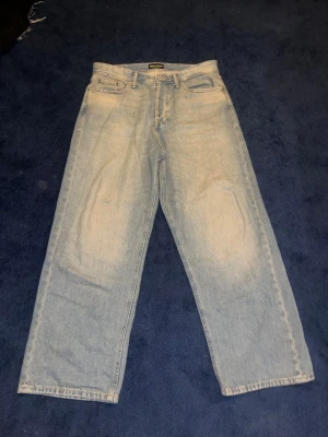 Ljusblå baggy jeans - Säljer ett par ljusblåa jeans med baggy passform från Jack and Jones, knappt använda. Hör av dig ifall du vill ha bild hur de ser ut på:)