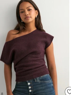 Vinröd oneshoulder topp - Stickad t shirt, använd fåtal gånger💞