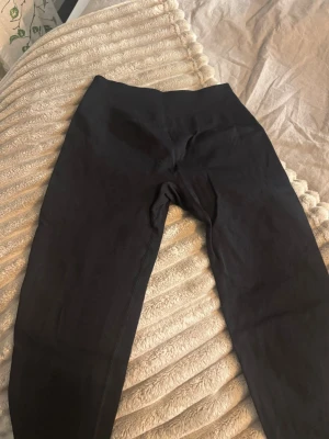 Svarta leggings från Relode - Snygga svarta leggings från Relode med hög midja och tight passform. Tillverkade i ett stretchigt material som passar perfekt till träning eller chill. Diskret logga bak i midjan. Klassisk och enkel design som är lätt att matcha. Använda ett fåtal gånger💞