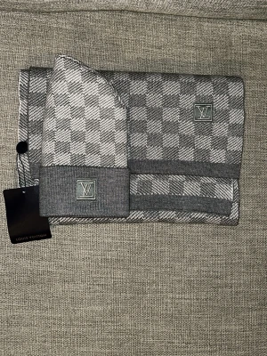 Louis Vuitton  - Hej, säljer detta set som är helt nytt, säljer pga att jag aldrig någonsin använt eller tyckt att den är snygg. Tyvär ingen syn på kvittot eller packetet som kvittot ligger i. Model 2020/2021