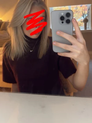 Vinröd T-shirt med hög krage! - Snygg vinröd stickad ” polotopp ” med korta ärmar. Perfekt för lager-på-lager. Har en likadan i vit, som är precis lika dan och aldrig andvänd. Denna i vinröd har jag andvänt, men syns inte i skicket! Xxs - 158-160