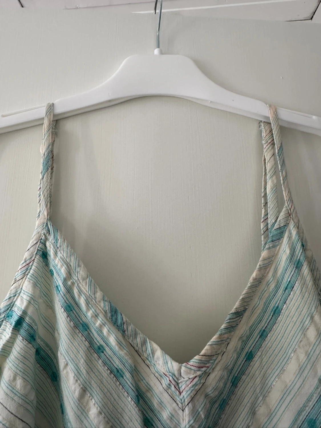 Randig sommarklänning med smala axelband - 2