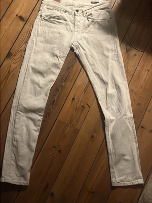 vita dondups - feta dondup jeans, i modellen george, strlm 33, sitter slim, pris går att diskutera!