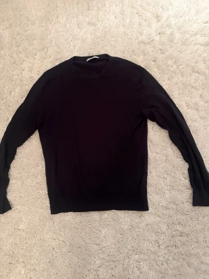 Svart stickad tröja Tiger of Sweden - Klassisk svart stickad tröja från Tiger of Sweden. Tröjan har rund halsringning och långa ärmar, perfekt för en stilren och enkel look. Passar till både jeans och kostymbyxor för en clean outfit. Bara skriva vid fundering!!
