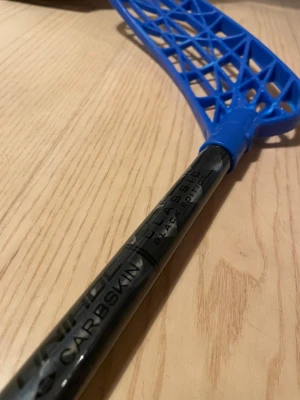 Blå innebandyklubba Carbskin - Säljer en unihoc carbskin classic black edition kapad för den inte finns så kort. Släpptes ganska nyligen runt oktober 2025. Köp om du söker en lätt premiumkolfiberbklubba hör av er vid funderingar eller pris. ANNARS BARA OCH BUDA!