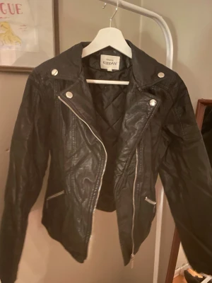 Svart skinnjacka - Fin skinnjacka som är lite fodrad så går att ha när det är lite kyligare också. Är i mycket bra skick! Storlek 170. Kolla gärna i min profil för att köpa i bundle och få rabatter!💗