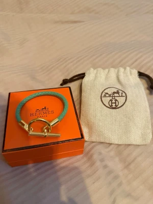 H armband  - Armband från H, fårga om fler bidler