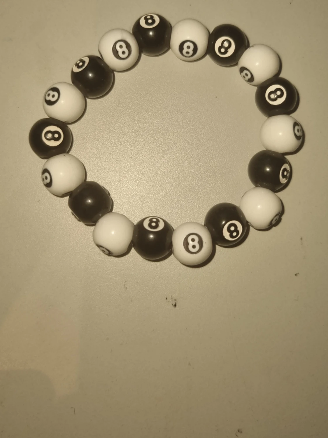 Svartvitt armband med 8-bollar