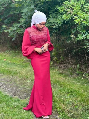 Lång vinröd klänning med vida ärmar - Elegant vinröd långklänning med vida ärmar och glittrig överdel. Klänningen har stl S