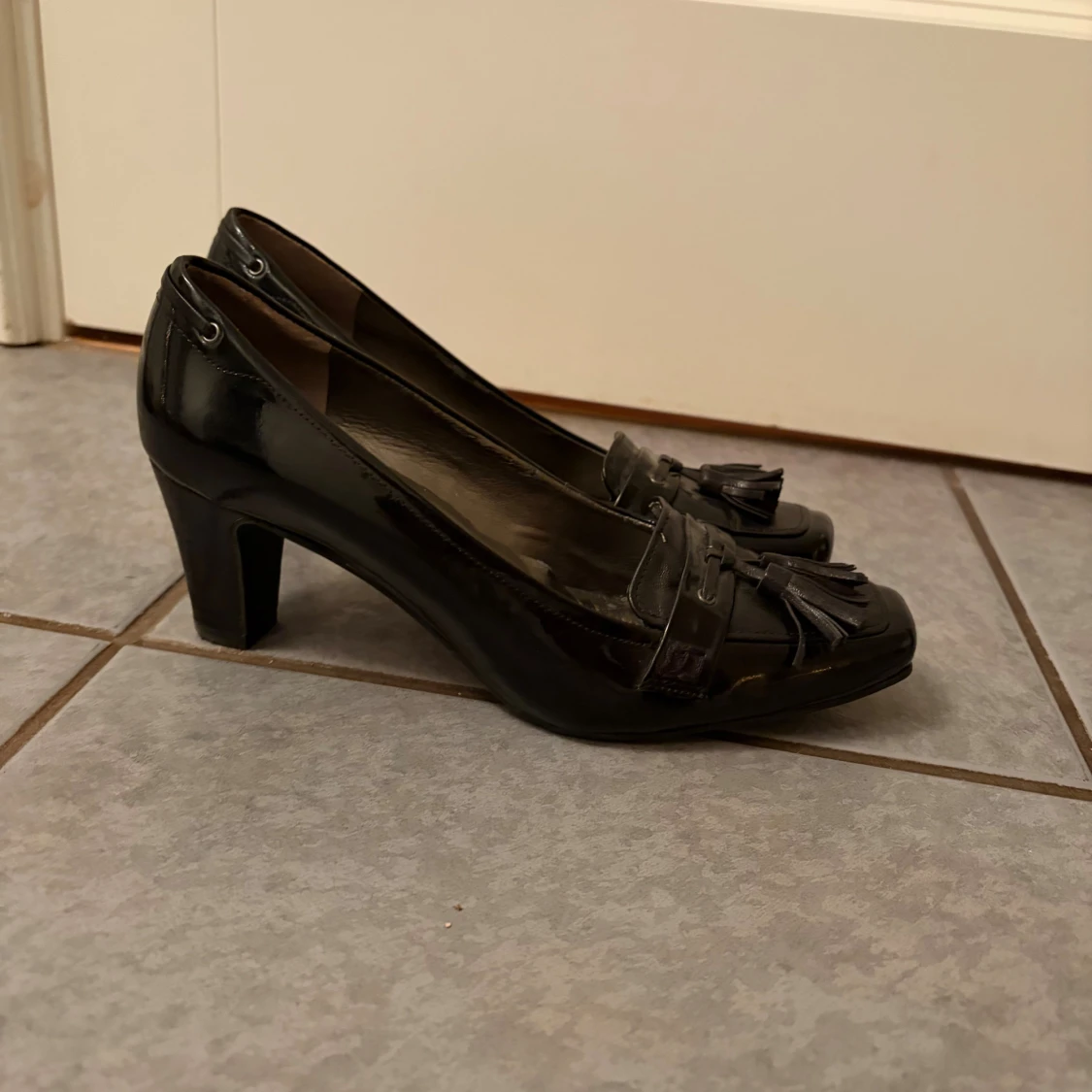 Svarta pumps med tofsar från Vagabond - 1