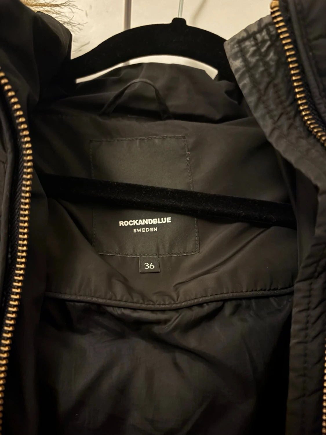 Svart dunjacka med fuskpäls från Rockandblue - 6