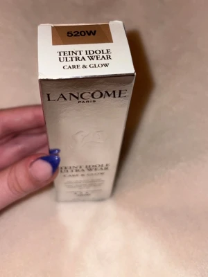 Lancôme Teint Idole Ultra Wear 520W - Lancôme Teint Idole Ultra Wear Care & Glow foundation i nyansen 520W. Ger en naturlig glow och har SPF 25. Kommer i en elegant, skimrande förpackning på 30 ml. Perfekt för dig som vill ha en hudvårdande foundation med lång hållbarhet och medium täckning. Nypris 655 kr.