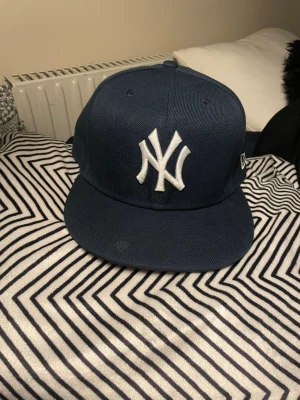 New Era Yankees keps mörkblåa - Helt oanvänd New Era Yankees Keps. Priset är ej fast, hör av er vid frågor.