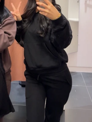 Mjukis sett - Svart mjukis sätt med lågmidiade byxor och en hoodie