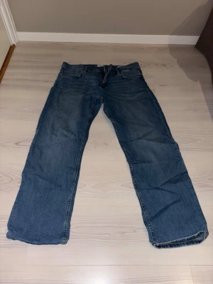 Blå raka jeans - Säljer ett par blåa raka jeans då de inte längre används. Storlek 33/30.  Kom med eventuella frågor😀
