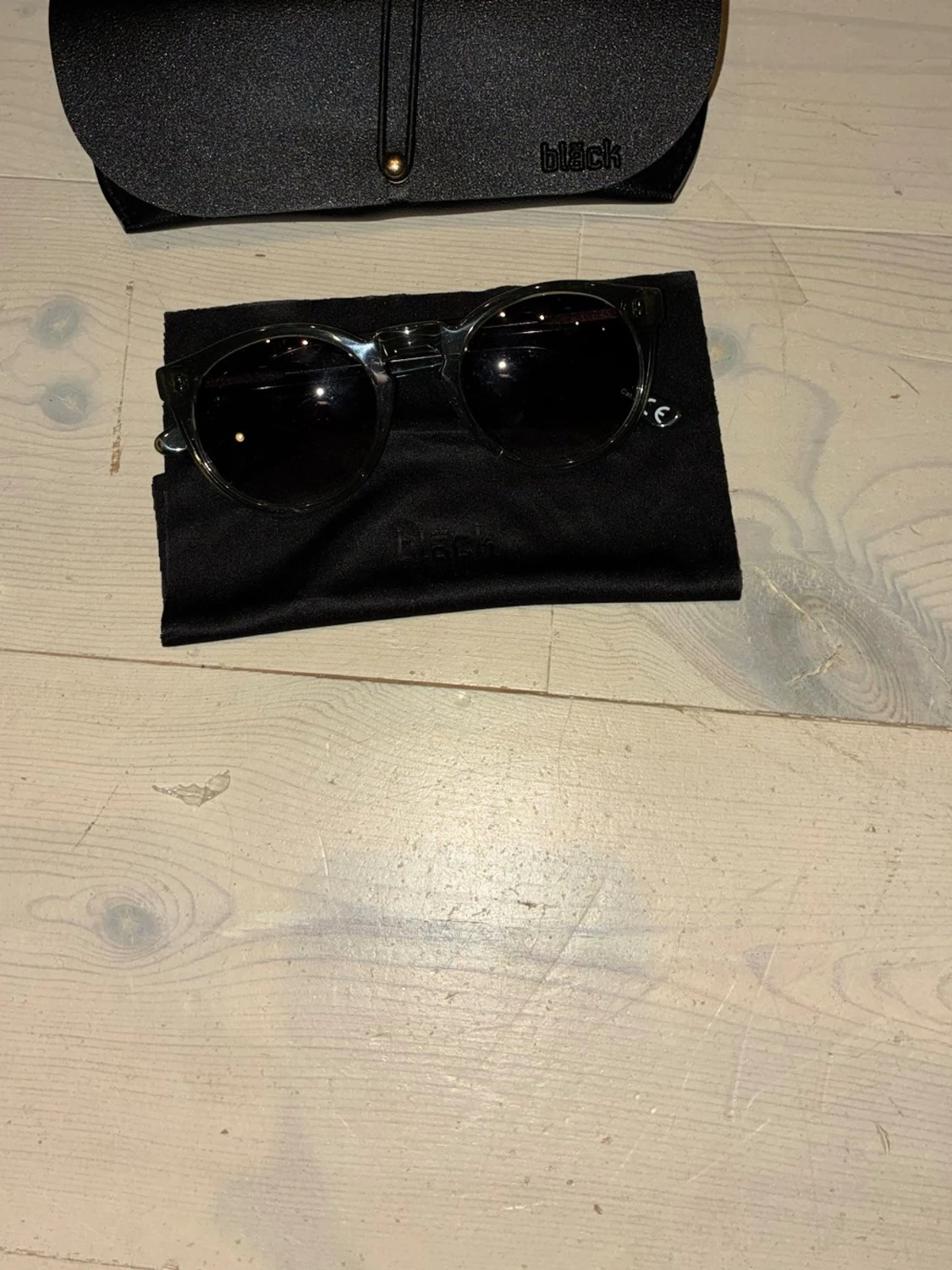 Svarta runda solglasögon från Black