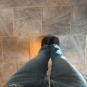 Blå jeans med bootcut - Jätte snygga lågmidjade bootcut jeans från Gina i storlek 158. Tycker dom tyvärr inte passar mig så bra. Fint skick💕