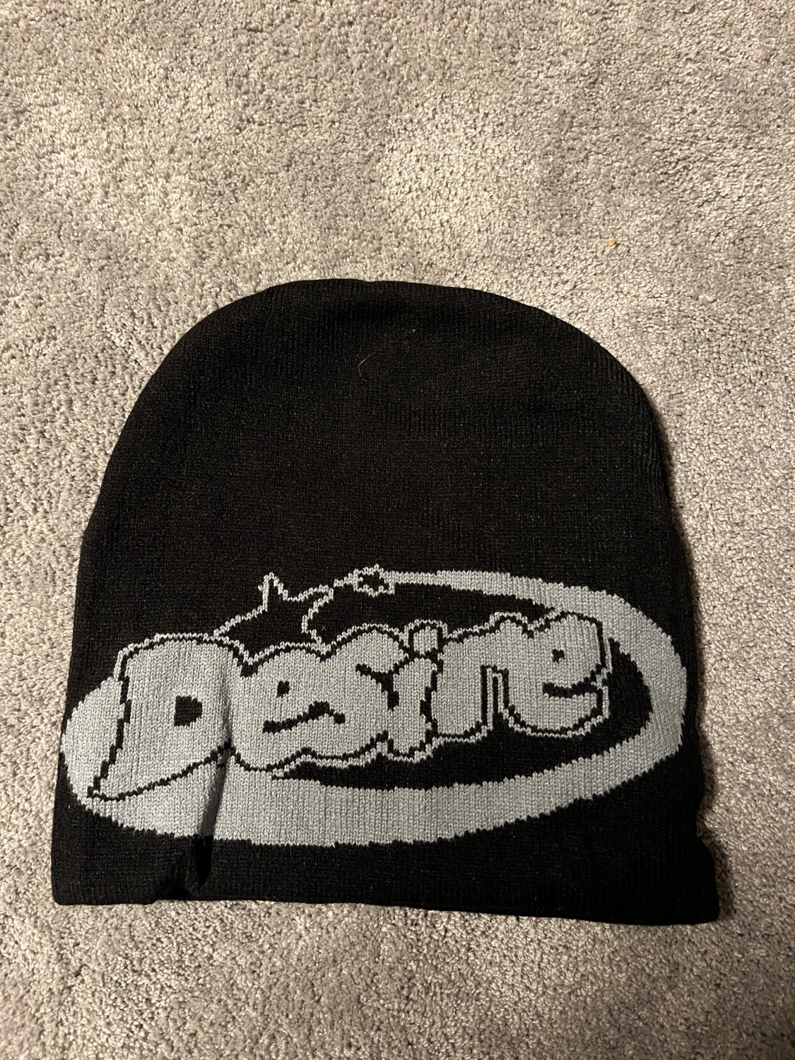 Svart mössa med Desire-tryck