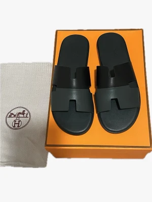 Hrmes sandlas - Skick:Ny Storlek: 41 (passar 42-43) Färg:Svart Box, Dustbag&Veriferingskort följer med ✅  Postar inom 24h 📦 Snabb leverans 🚚  Finns att hämta i Stockholm📍