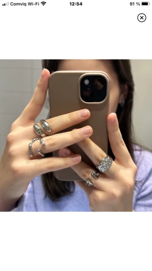 Silver pläterade ring  - Massa nya ringar i lager!! Ringarna är guld/silver pläterade och är justerbara vilket innebär att de passar alla! Skötselråd medföljer! Skriv för specifika bilder och pris då vissa är billigare än andra! Kontakta vid intresse av köp! 💓