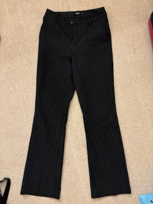 Randiga kostymbyxor  - Jättesnygga svarta kostymbyxor med tunna ränder. Säljer då dom blivit för små för mig tyvärr!